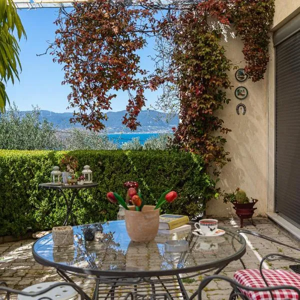 Cozy Cottage με Σοφίτα και Θέα!, hotel en Patras