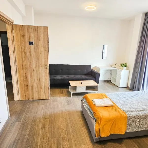 Downtown Rooms, 200m from Marina Beach, hotel a Làrnaca