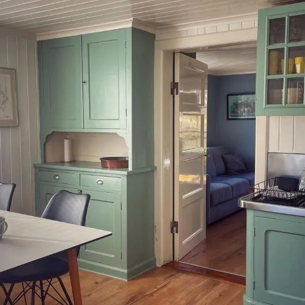 Charmig lägenhet nära Smögenbryggan, hotel di Smögen