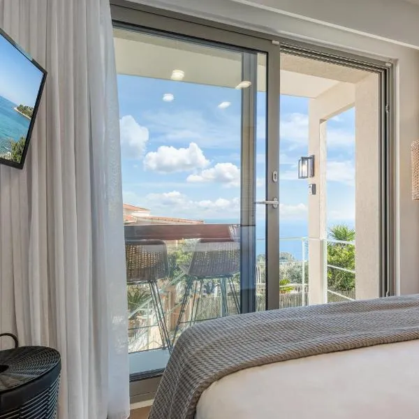 TINY HOUSE STUDIO AT COURTYARD COTTAGE CORFu, hotel en Lákones
