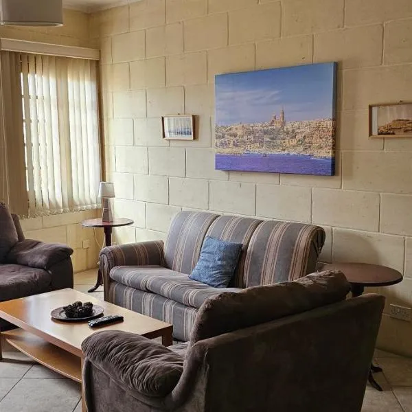 Quiet, spacious 3 bedroom 2 bathroom apartment, hotel Għajnsielemben