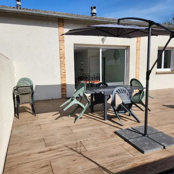 Maison plain pied a 7 mn de la plage en campagne, hotel in Saint Malo