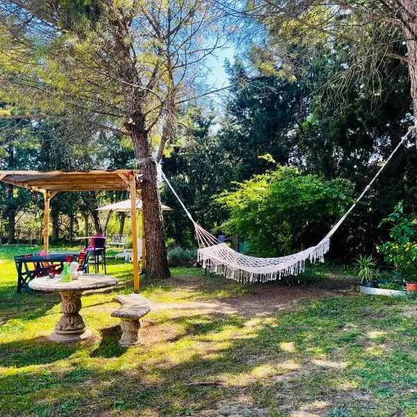 Villa 110m2, 7 pers, Jacuzzi , 3 chambres, terrain clos et arboré 2500m2, Hotel in Trèbes