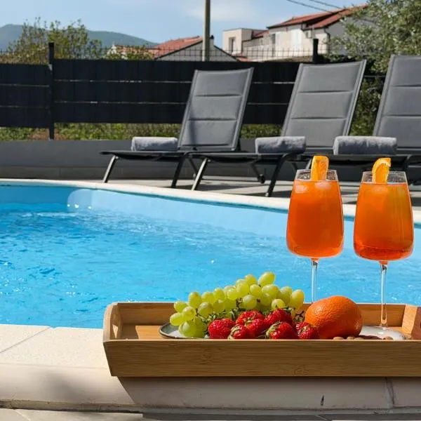 Apartment Moonlight - Private Heated Pool, hotel a Kaštela (Castelli)