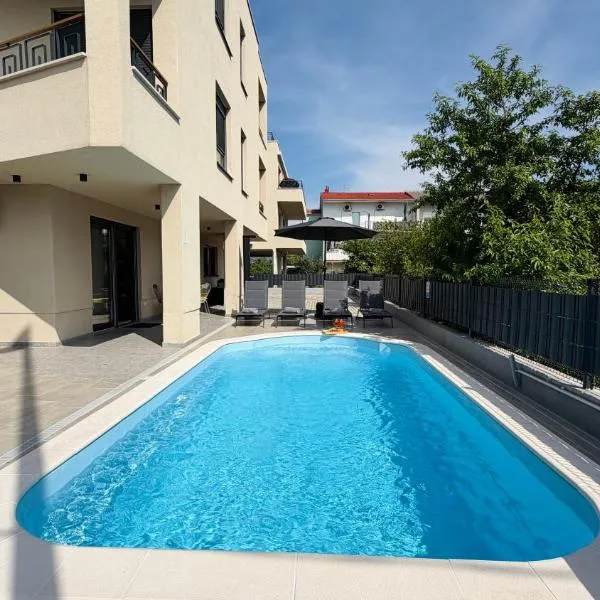 Moonlight Luxury Apartment with Private Pool and Parking, hotel v destinaci Kaštela