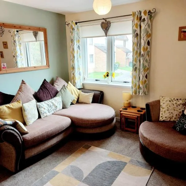 'Treetops' - Bright & Homely 2 Bed Flat w Parking、インバネスのホテル