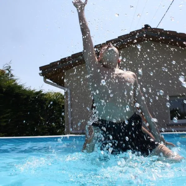 Villa complète neuve, piscine privée et billard, hotel em Revel-Tourdan