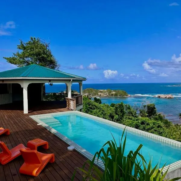Sea Cliff Eco-Cottages & Gin Distillery, hotel en Calibishie