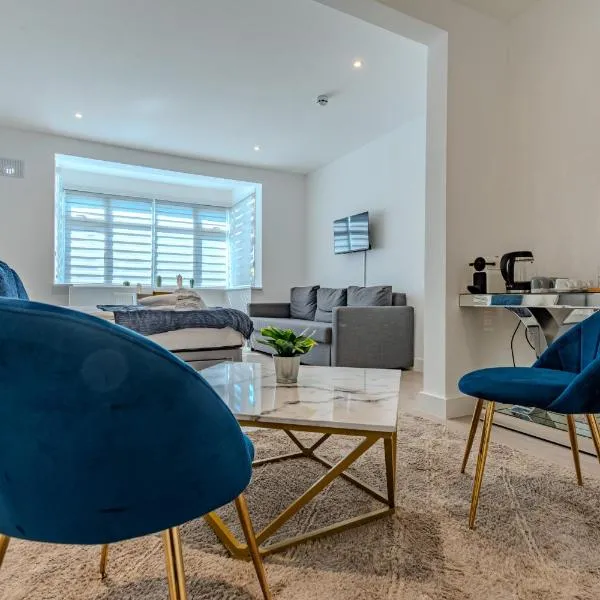Elegant King Suite in Wembley Villa by Aureva Residences, hotel in Harrow on the Hill