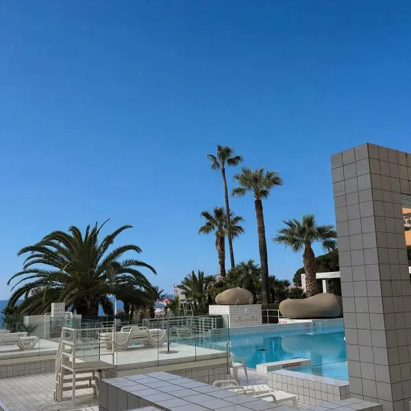 Monaco, elegant apt ideal for 2 with Luxury Terrace, Pool & Garden View, 15min walk to GP, hotel en Montecarlo