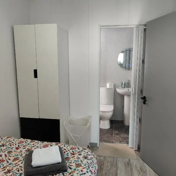 Single room with ensuite in Dundrum close to public transportation, hotell i Dublin