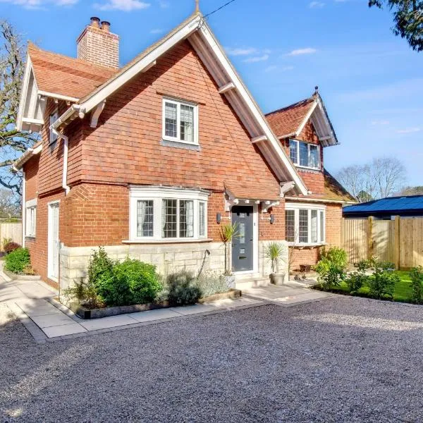Victorian Gatehouse, Sleeps 11, Garden & Parking, hôtel à Hampreston