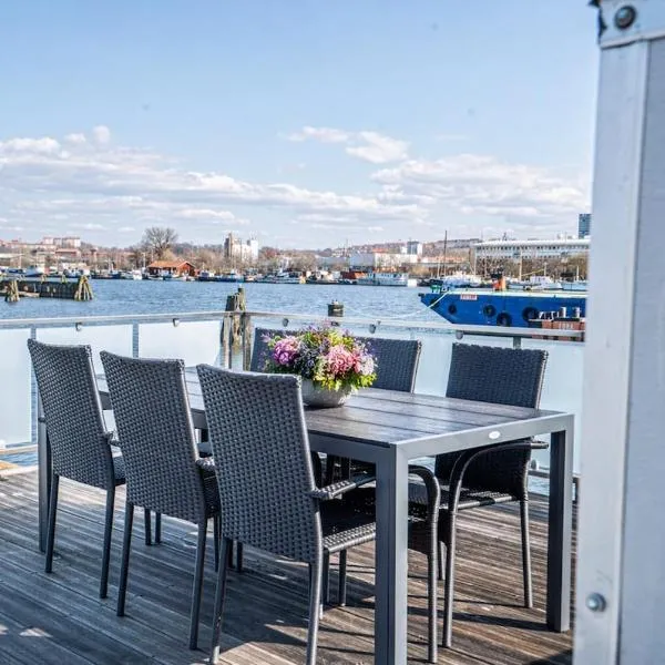 Unique Houseboat Heart of Gothenburg, Rooftop Deck, hotel u Gothenburgu