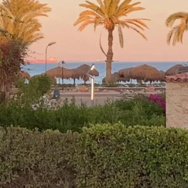 Beach Front Villa - Sea View - Ain Sokhna Red Sea فيلا على الشاطئ - إطلالة على البحر - الطابق الأرضي مع حديقة, отель в Айн-Сохне