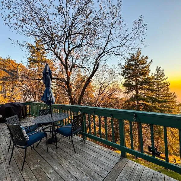 Alpine Lookout Cabin - 2 Balconies & Private Suite, hotel in Running Springs