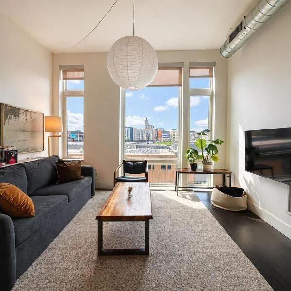 Modern 1BR Apt with Rooftop, Gym, and Parking, מלון במילווקי