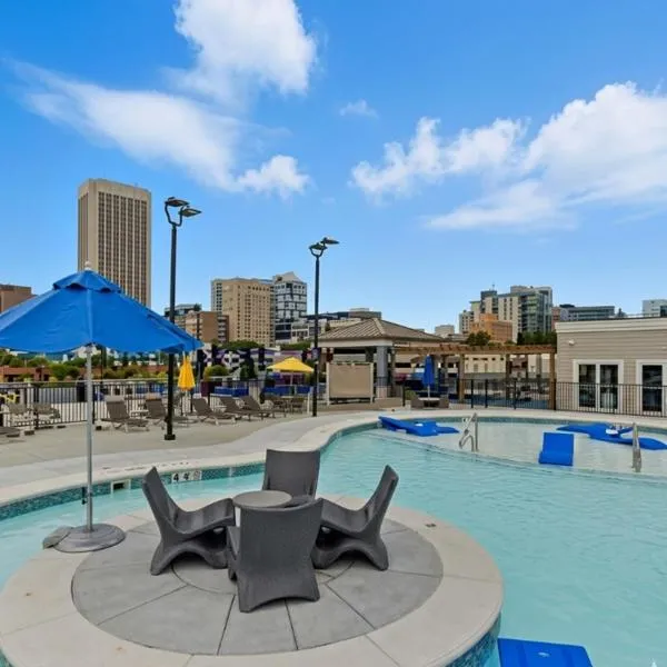Midtown Atlanta High-Rise Suite - Private Balcony - Rooftop Pool - Free Parking - FIFA World Cup Ready, отель в Атланте