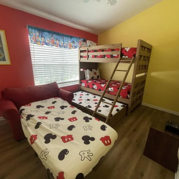 Resort Access Windsor Hills Townhome with Pool Beds for 8, hotel v Orlandu