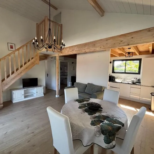 Les chalets du Médoc en bois aux accents de fuste canadienne avec piscine, hotel di Saint-Aubin-de-Médoc