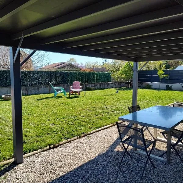 Logement 35m2 en rez de chaussée de notre maison, terrasse couverte , espace extérieur, parking privé fermé, a 3 km du centre ville du puy en Velay, tous commerces alimentaires à 200metres โรงแรมในChadrac