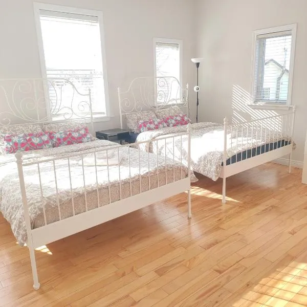 Viesnīca Sunny Ensuite Room with 2 Queen Beds-2A pilsētā Halifaksa