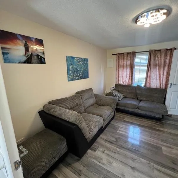 Spacious 3 bedroom house close to local amenities in Thamesmead, hotell i Thamesmead