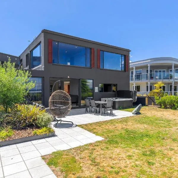 Gather Taupo - Lakefront House - Spa Pool, Hotel in Taupo