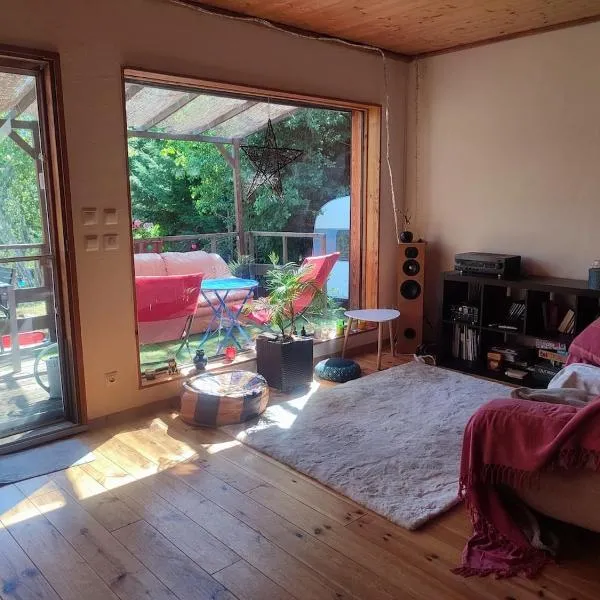 Maison en bois sur pilotis avec jardin, hotelli kohteessa Saint-Étienne-du-Valdonnez