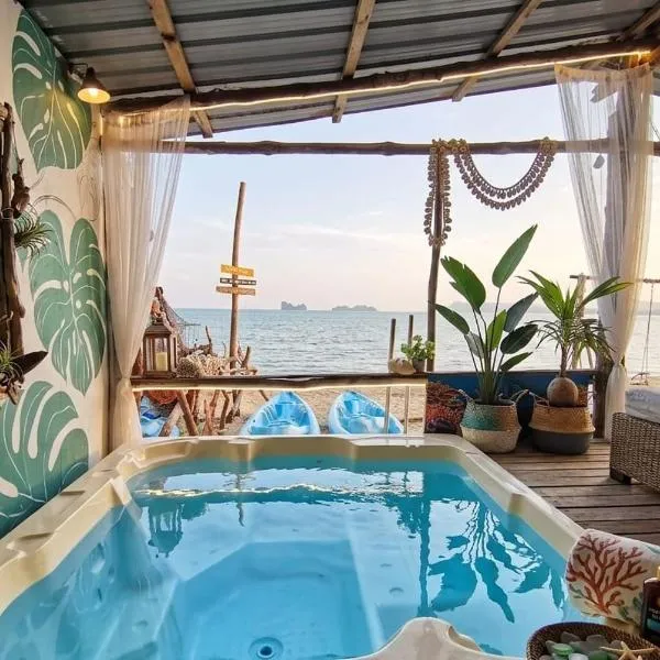 Aura Bluewave Beach House and Mini Beach Cafe, hotel di Tanjung Rhu