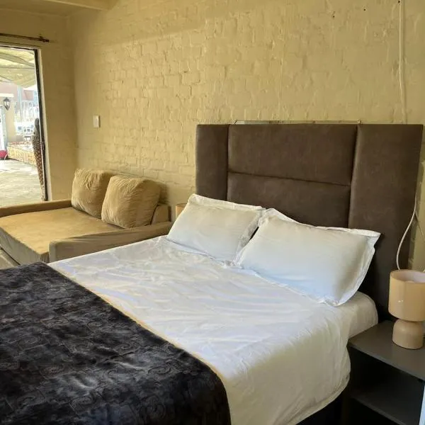Cozy Calm Apartment with Pool, hotel in De Grendel