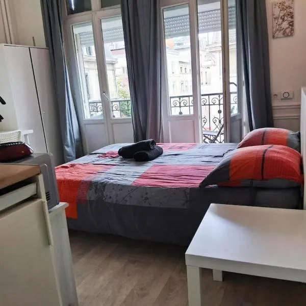 511 Studio 1er étage plein centre, hotel u gradu 'Reims'