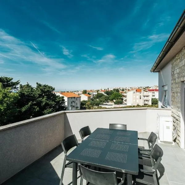 Apartments Lola, hotel in Novalja