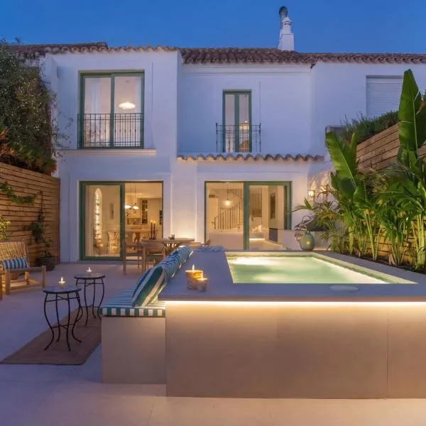 VACATION MARBELLA I Casa Savia, Private Pool, BBQ, Renovated in 2024, Luxury Ample Interiors, Next to Restaurants, 10min walk to the Beach, Hotel in Marbella