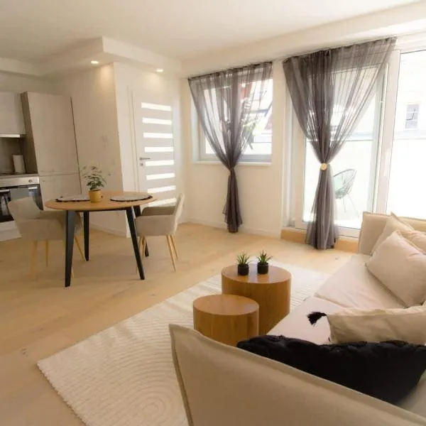 Cozy Central Apartment with Wooden Accents & Terrace l JOS16, hotel u Beču