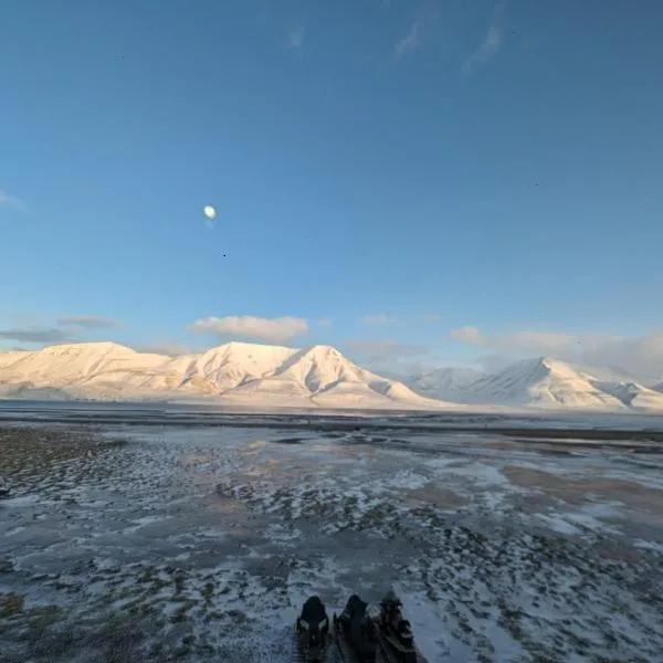 Flott enderekkehus med fantastisk utsikt, hotel i Longyearbyen