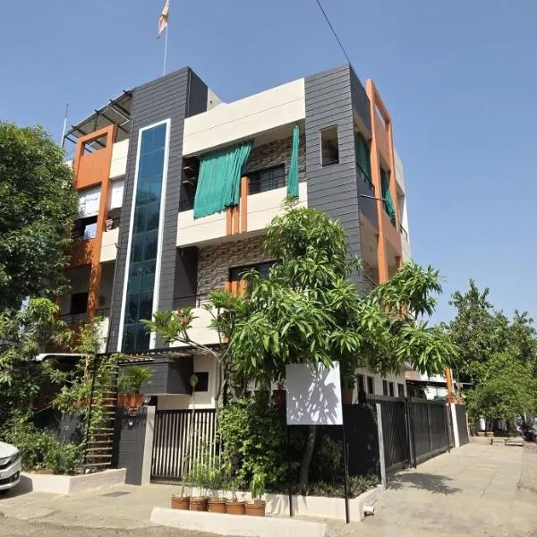 2 BHK All AC Rooms Solapur Home Stay By Stay Nestura, hotel v mestu Solapur