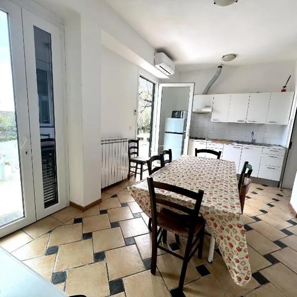 Appartamento Nettuno in Villa Daria a 2 Km dal mare golfo del Tigullio, hotel en Chiavari