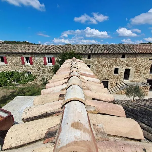 Chez Véro Gîte & Chambres d'hôtes " Le Juvaquatre ", hotelli kohteessa Suze-la-Rousse