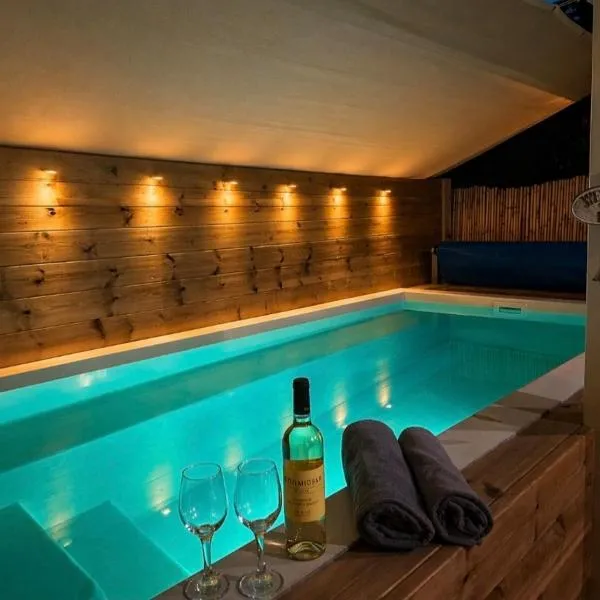 apt with private hot pool, hótel í Haifa