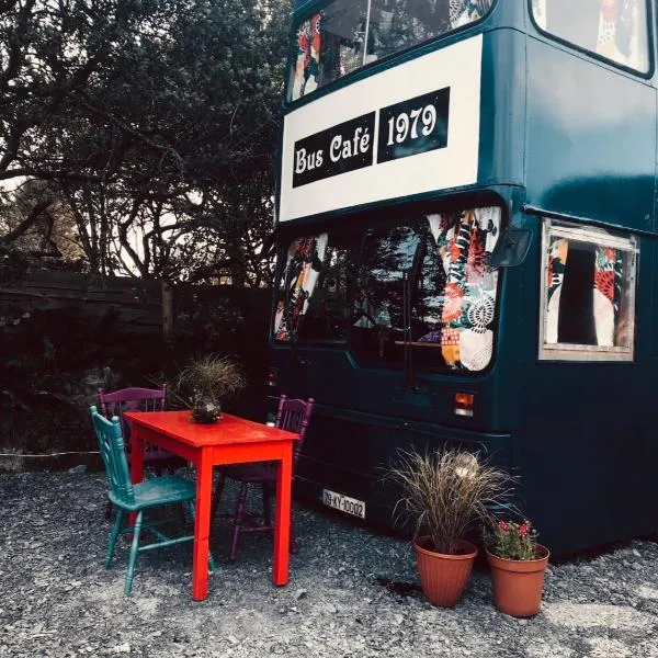 Double decker bus at Valentia Island Escape, ξενοδοχείο σε Valentia Island