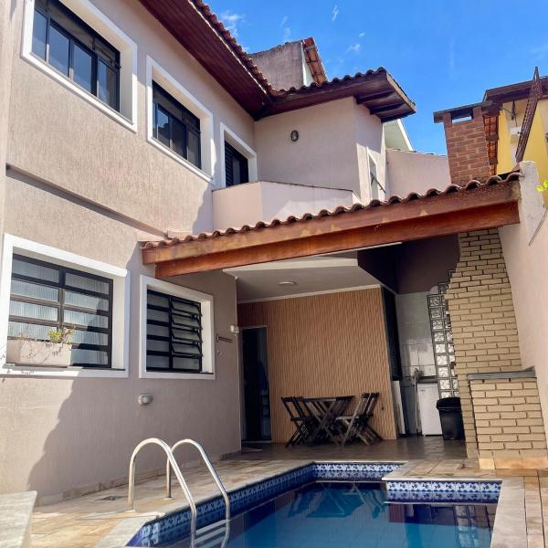 Sobrado espaçoso com piscina e churrasqueira ! No pé da Serra