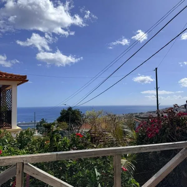 Vila Marize Cozy family home w a view of the Atlantic, khách sạn ở Funchal