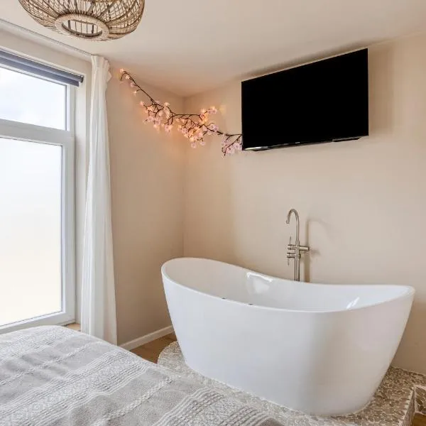 Romantic jacuzzi suite in the city center، فندق في بوديغرافن