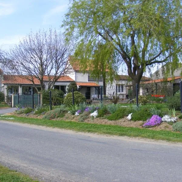 Chambres d'Hôtes Vignes et Loire, Hotel in Drain