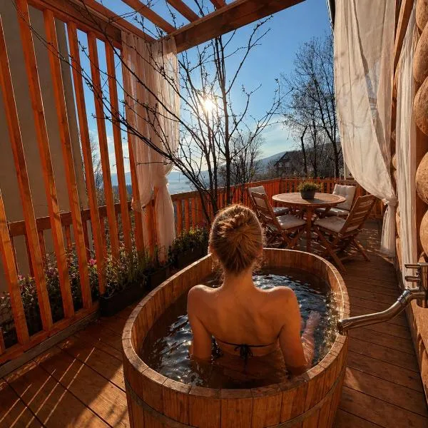 Chaty Świerkowe Wzgórze - tylko domki typu superior z prywatną sauną balią kominkiem oraz ogrodzonym prywatnym terenem z grillem, domki bez sauny na wspólnym terenie, hotel en Karpacz