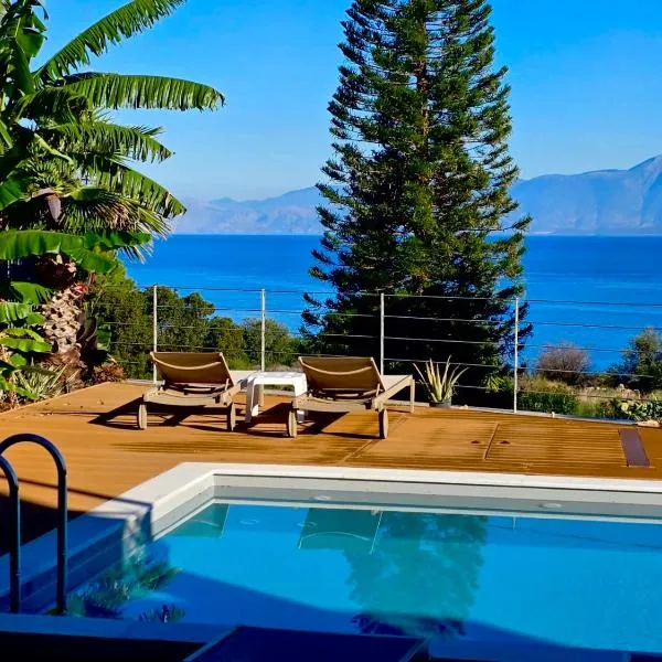 Cozy Romantic Studio with Pool & Sea View Rastoni, готель у місті Melíssion