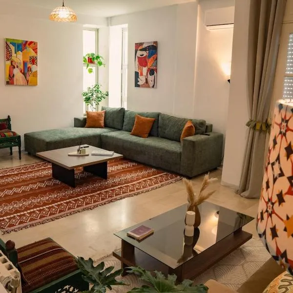 Appartement spacieux et chaleureux sur Hedi Nouira、アリアナのホテル