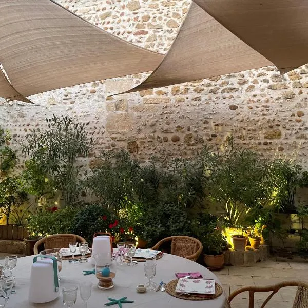 Suite de charme avec patio dans village, hotel Domazan városában