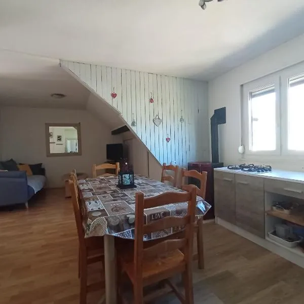 Appartement 6 personnes proche La Bresse avec vue montagne, hotel in Cornimont