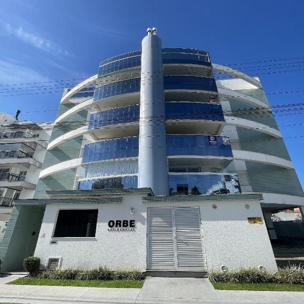 Orbe Residence - Apartamento espaçoso com duas suítes e varanda gourmet de frente para a rua, com vista para as montanhas na Praia de Palmas.